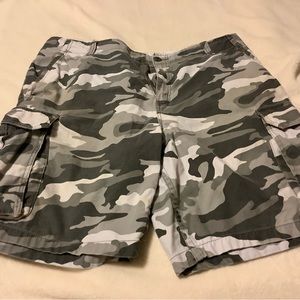 Men’s size 40 cargo camo shorts